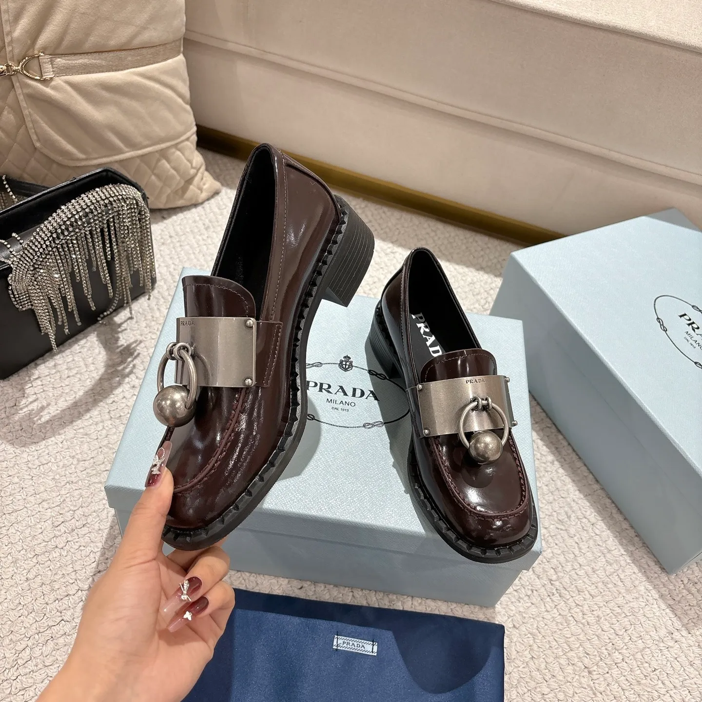 👟👟Ex-factory price 600👟👟 Prad✅Certified𝟐𝟎𝟐5𝙨𝙨 Early Spring Prada💯 #陈昊宇 Same style, many celebrity internet celebrities have the same style/medium-heeled British loafers, the metal buckle design adds a sense of sophistication, the overall shape is full of aura, and the British style small leather shoes are casual and high-end. Chen Haoyu’s same style/Prada25ss loafers! Fabric: Imported open edge beads Lining: Imported sheepskin Insole: Imported cowhide Women's model: Standard code 35-41 (customized at 40.41).  Color: black. light brown. white #陈昊宇 Same style Prada loafers # Temperament wear
